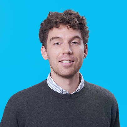 Autoren-Porträt von Frederik Wienker, vor blauem Hintergrund