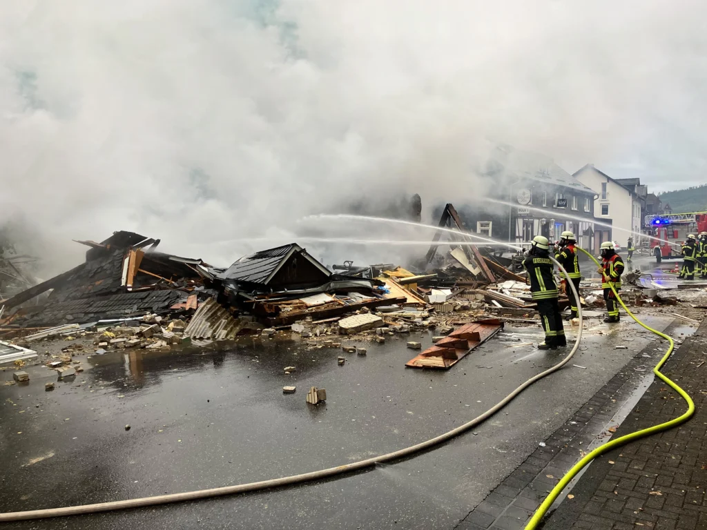 Schaden in Folge eines beschädigten Gasrohrs beim Glasfaserausbau in Daaden