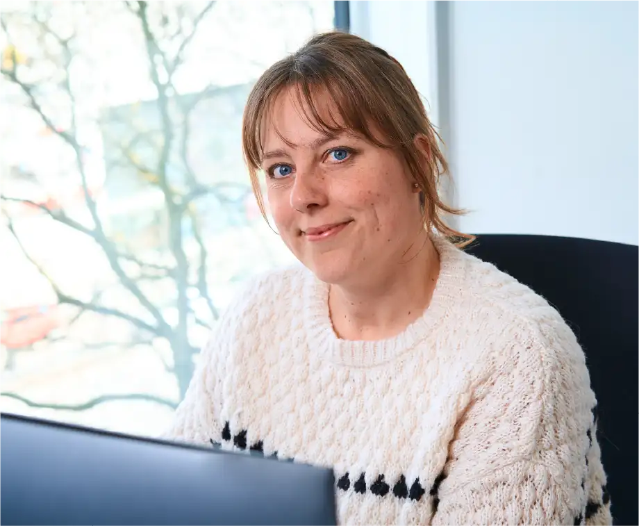 Natalie Bellmann, Fachgruppe Hochspannungsbeeinflussung bei TransnetBW, am Arbeitsplatz mit Laptop